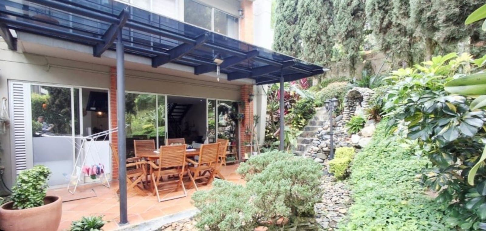 Casa Campestre con Pérgola y Jardín en el Corazón de Altos del Poblado